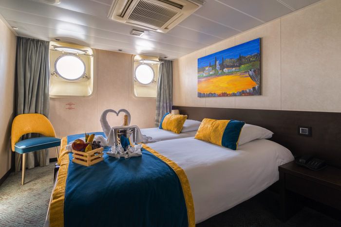First Deck 2 Adjustable Twin Beds - Portholes Cat A